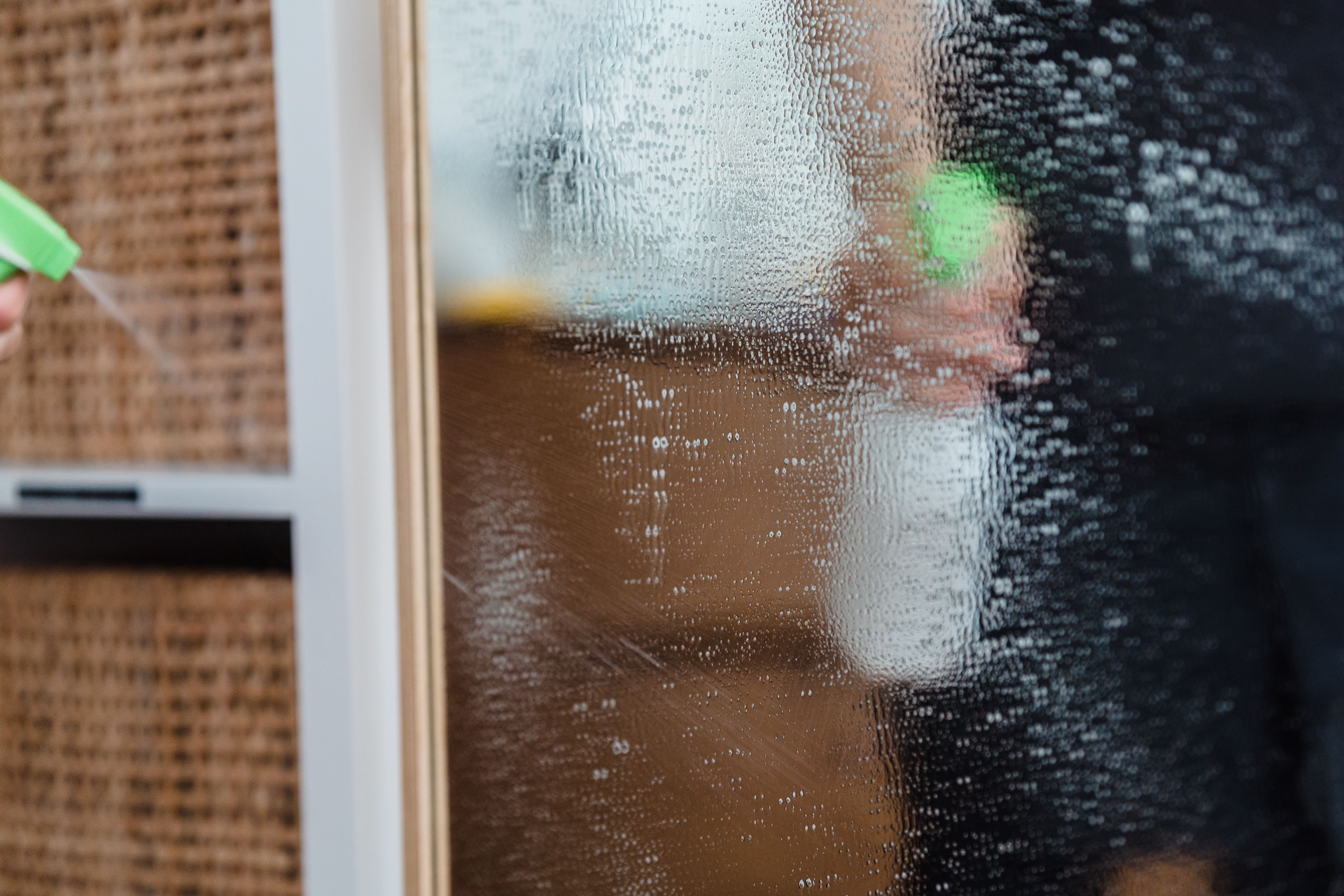 Glass and mirror cleaner